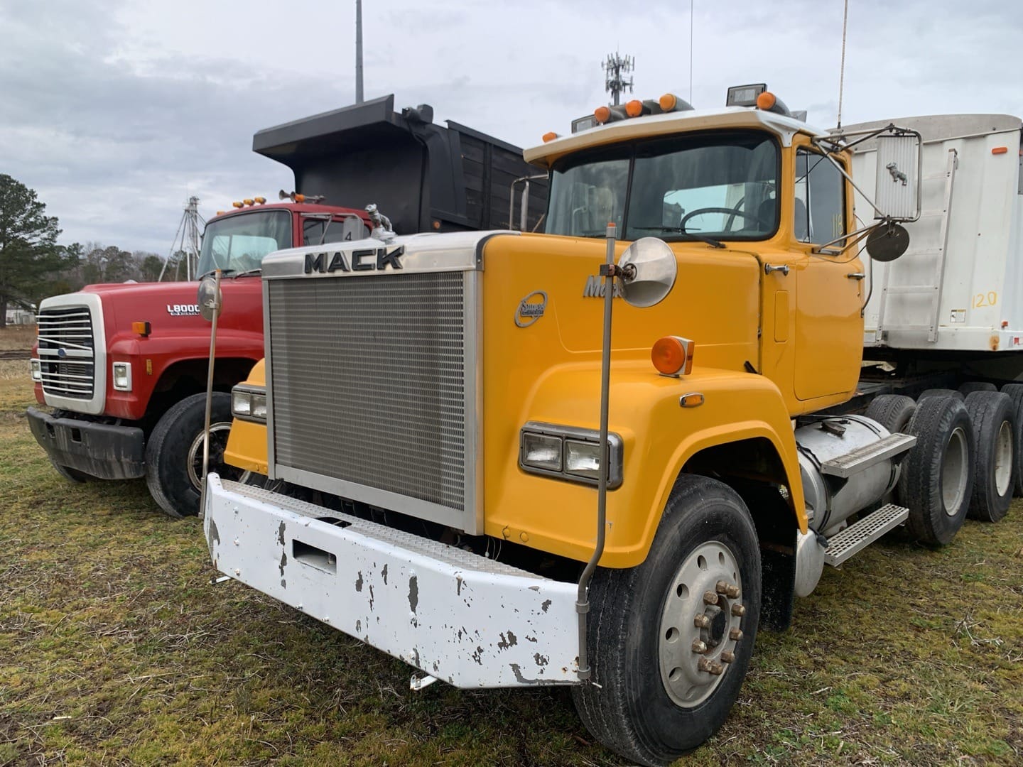 Mack RW753 Equipment Image0
