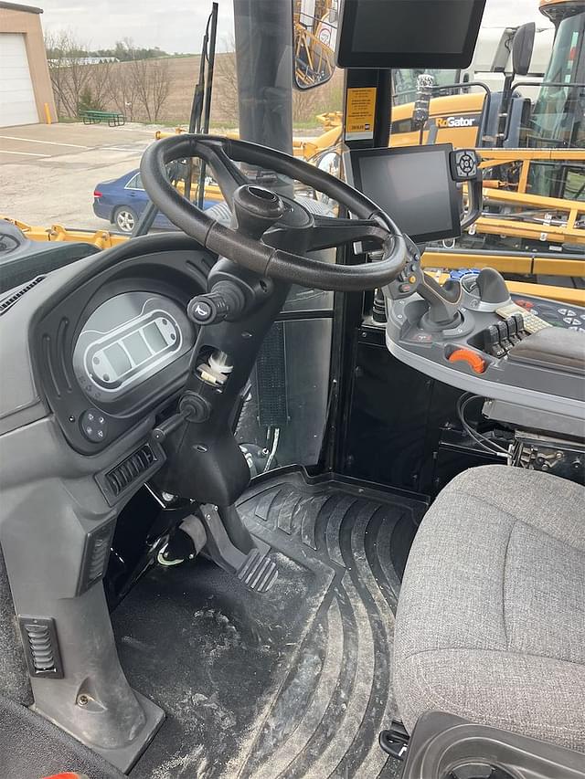 Image of RoGator RG1100 equipment image 4