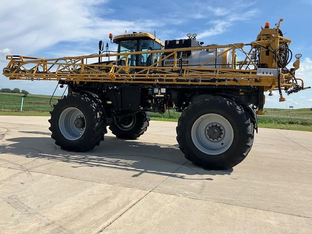 Image of RoGator RG1100 equipment image 1