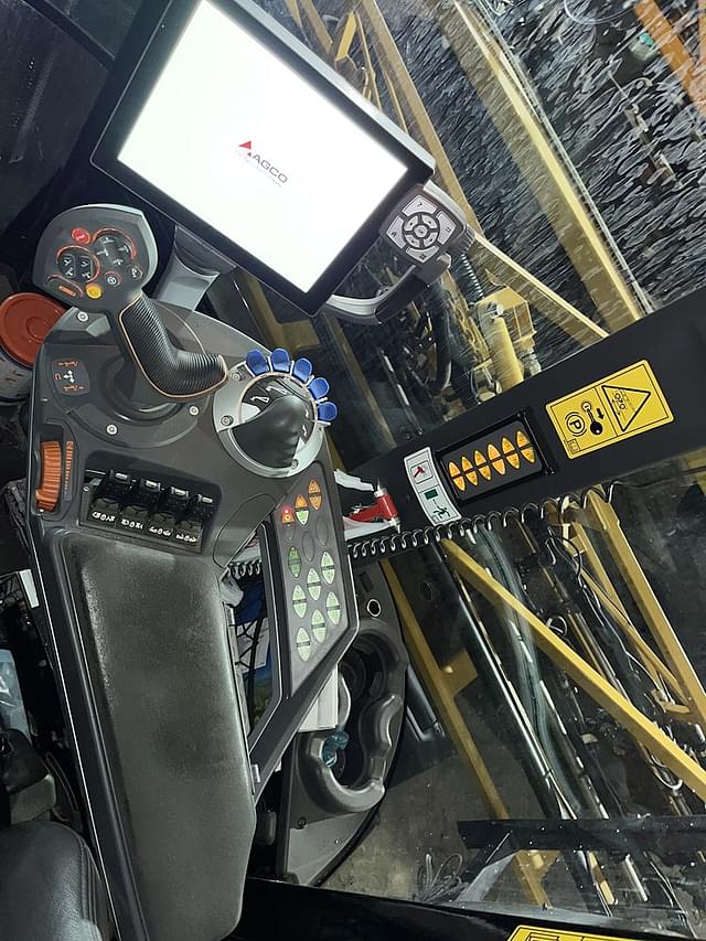 Image of RoGator RG1300C equipment image 4