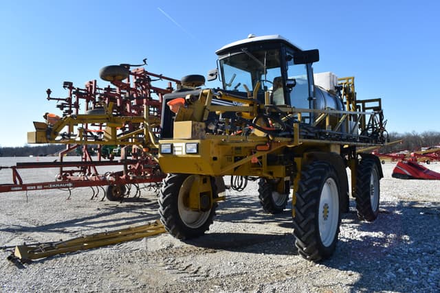 Image of Ag-Chem RoGator 554 equipment image 3