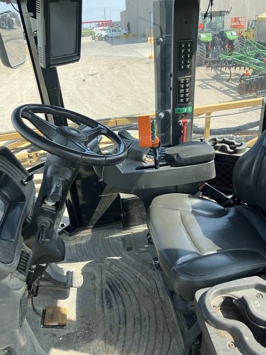 Image of RoGator RG900 equipment image 4