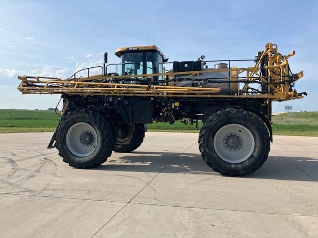 Image of RoGator RG900 equipment image 2