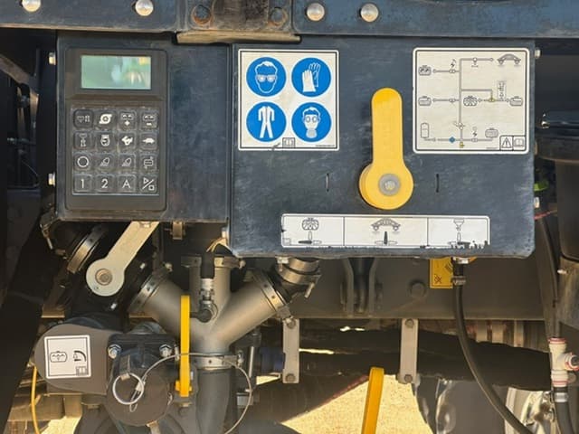 Image of RoGator RG900C equipment image 4