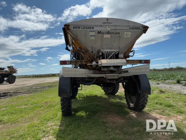 Image of RoGator RG1100 equipment image 3