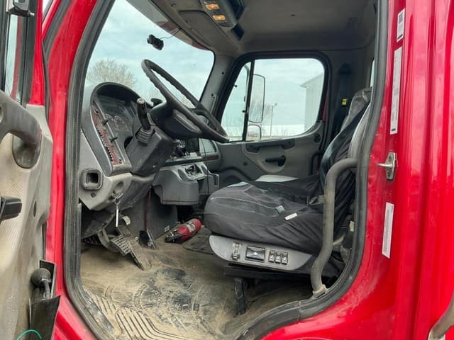 Image of Freightliner M2 106 equipment image 4