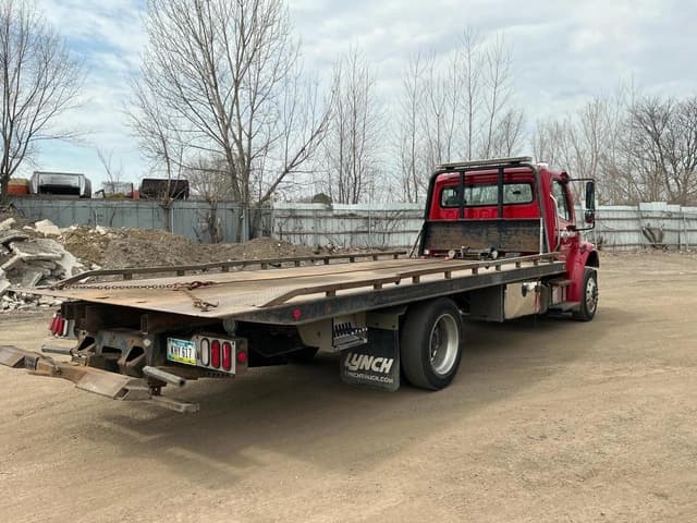 Image of Freightliner M2 106 equipment image 2