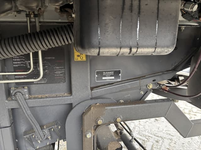 Image of Gleaner S67 equipment image 4