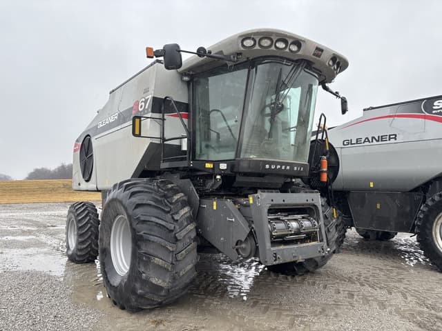 Image of Gleaner S67 equipment image 3