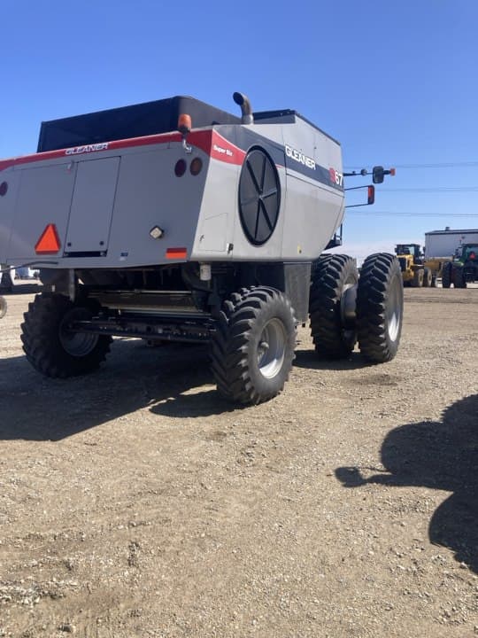 Image of Gleaner S67 equipment image 3