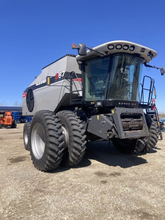 Image of Gleaner S67 equipment image 2