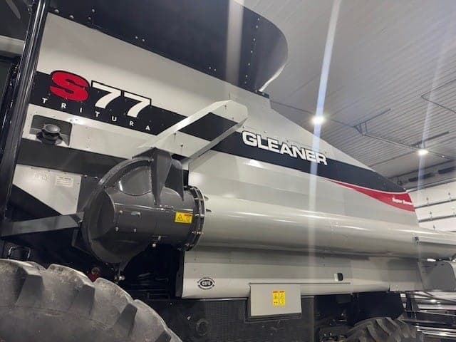Image of Gleaner S77 equipment image 1