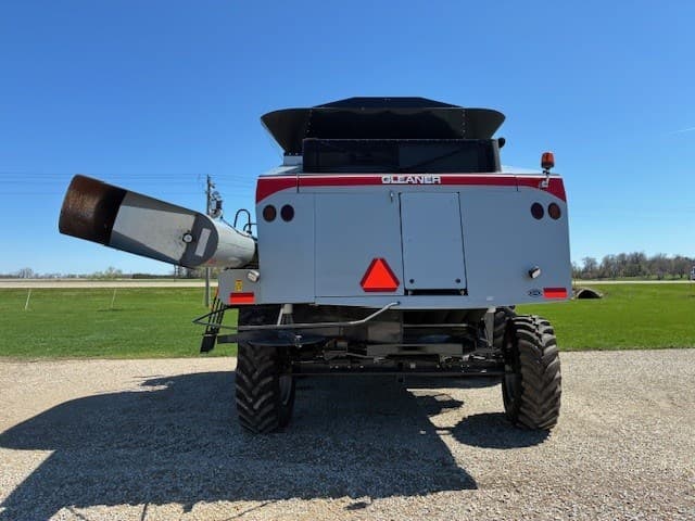 Image of Gleaner S77 equipment image 3