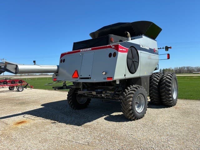 Image of Gleaner S77 equipment image 4