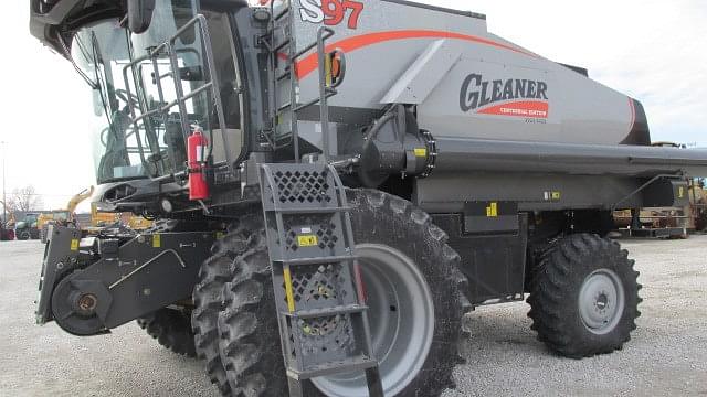 Image of Gleaner S97 equipment image 1