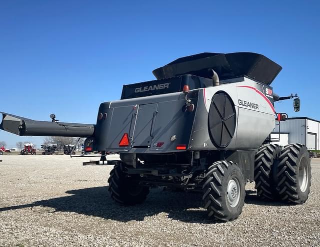 Image of Gleaner S97 equipment image 3