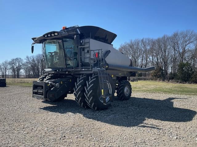 Image of Gleaner S97 equipment image 2