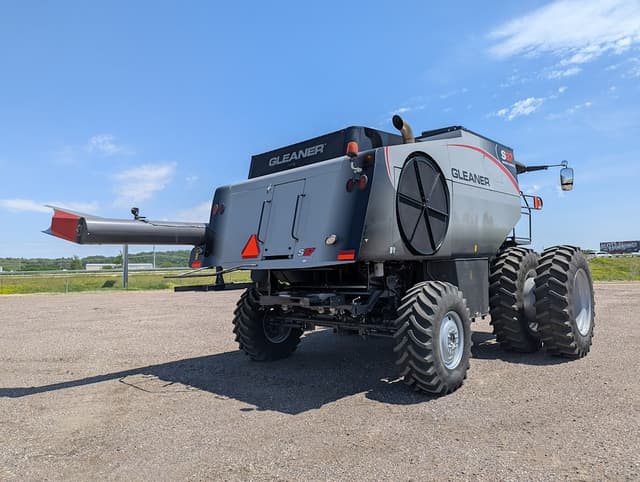 Image of Gleaner S97 equipment image 4