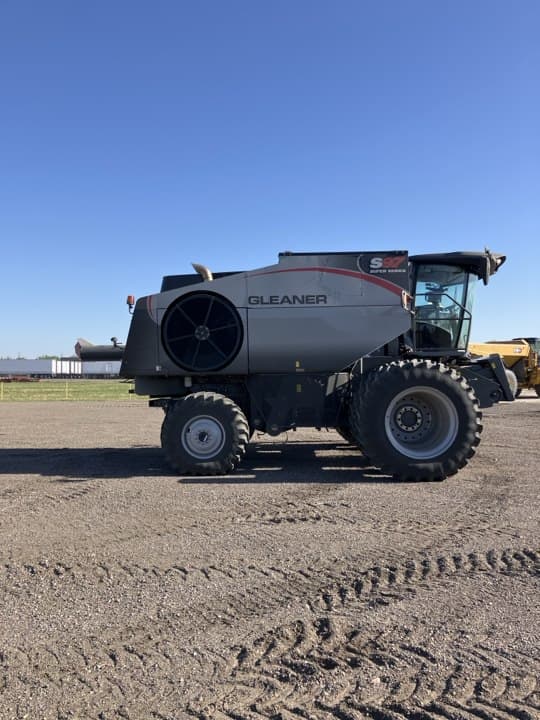 Image of Gleaner S97 equipment image 2