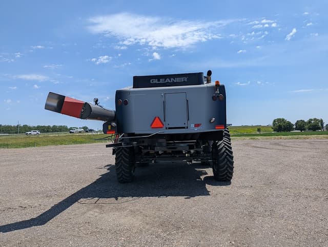 Image of Gleaner S97 equipment image 3