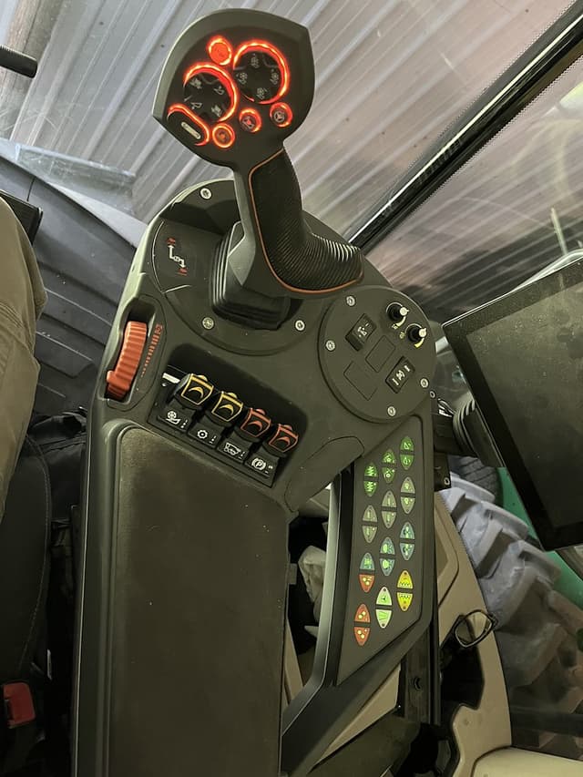 Image of Gleaner S97 equipment image 2