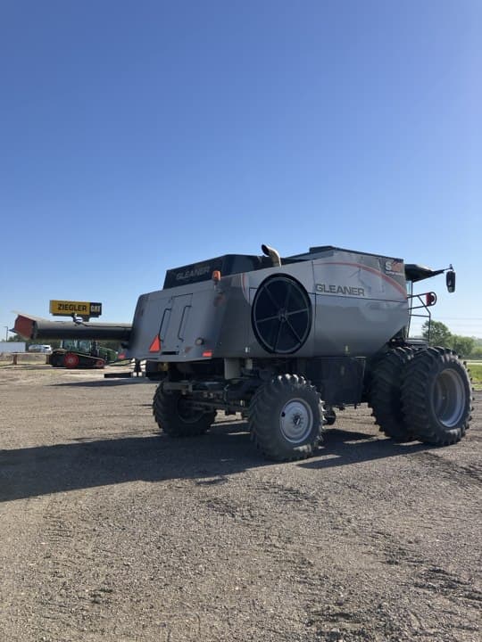 Image of Gleaner S97 equipment image 3