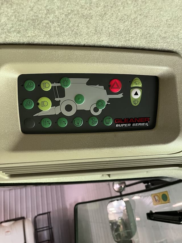 Image of Gleaner S97 equipment image 2