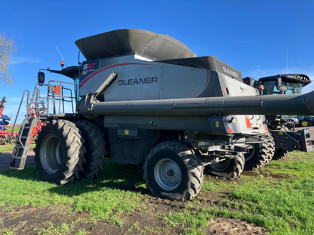 Image of Gleaner S97 equipment image 3