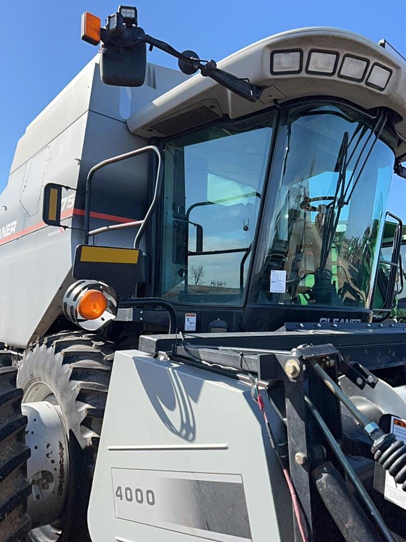 Main image Gleaner R75