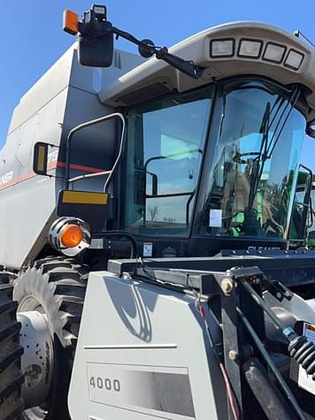 Main image Gleaner R75