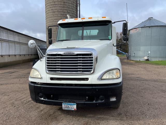 Image of Freightliner Columbia equipment image 1
