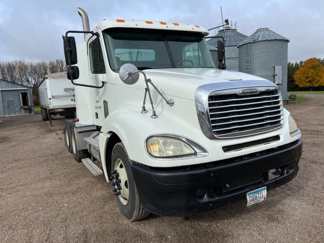 Image of Freightliner Columbia equipment image 3