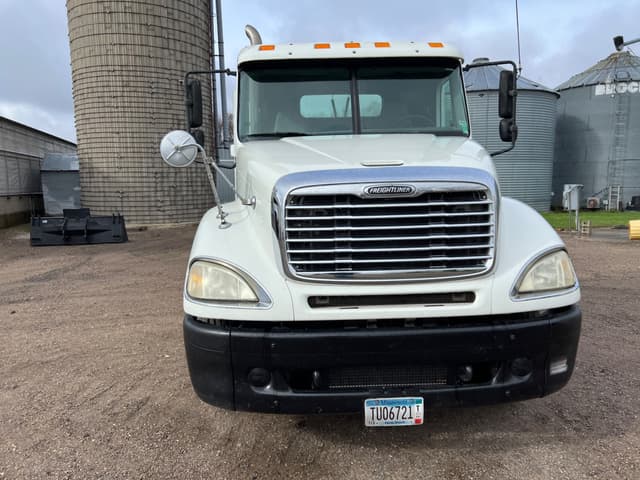 Image of Freightliner Columbia equipment image 2