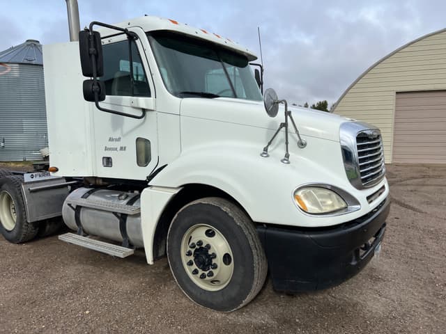 Image of Freightliner Columbia equipment image 4