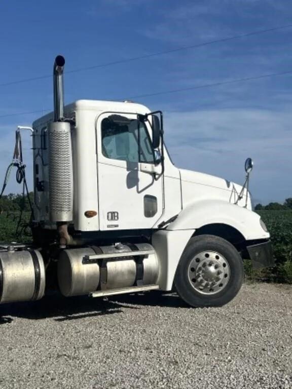 Image of Freightliner Columbia equipment image 1