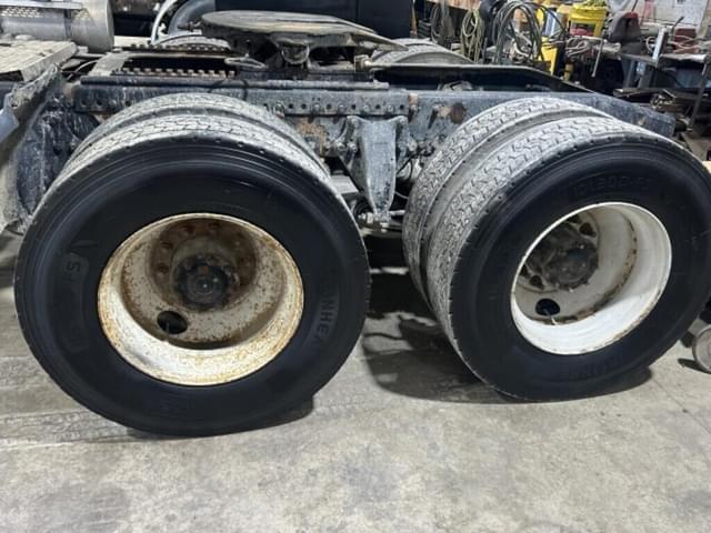 Image of Freightliner Columbia equipment image 2