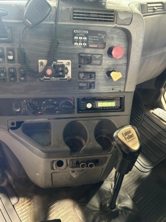 Image of Freightliner Columbia equipment image 3
