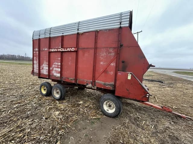 Image of New Holland 716 equipment image 3