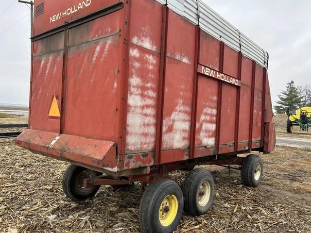 Image of New Holland 716 equipment image 4