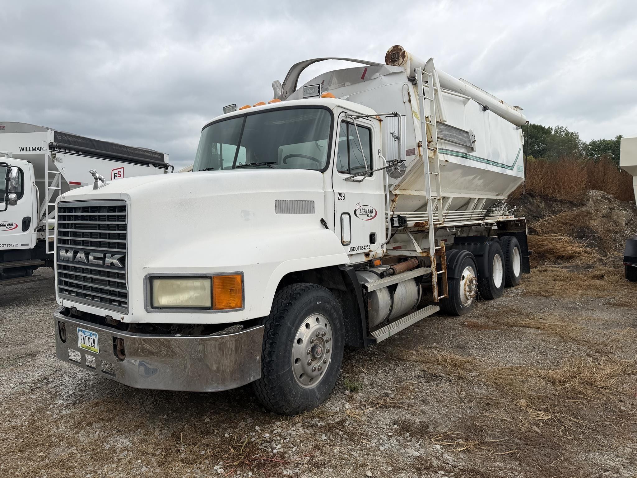 Mack CH613 Equipment Image0