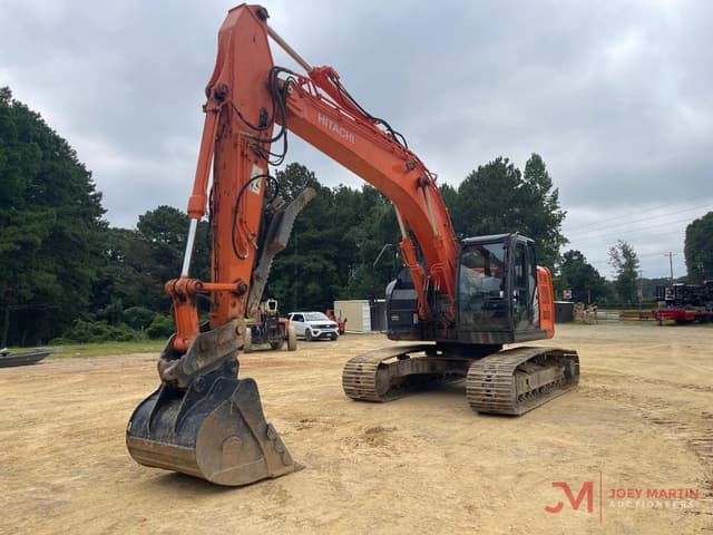 Image of Hitachi ZX225USLC equipment image 2