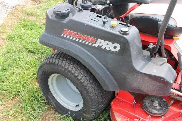 Image of Snapper Pro S200XT equipment image 2