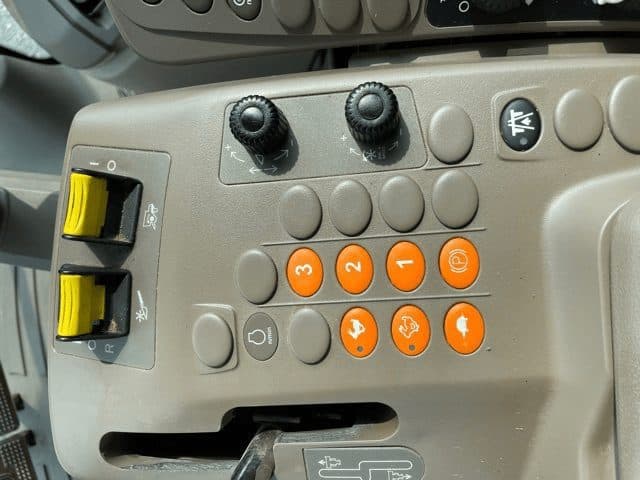 Image of John Deere S660 equipment image 3