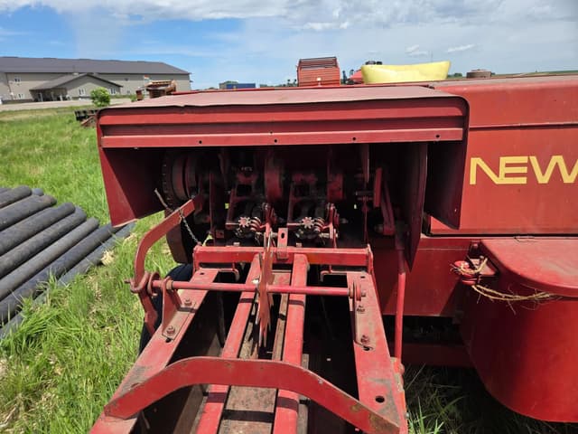 Image of New Holland 276 equipment image 4