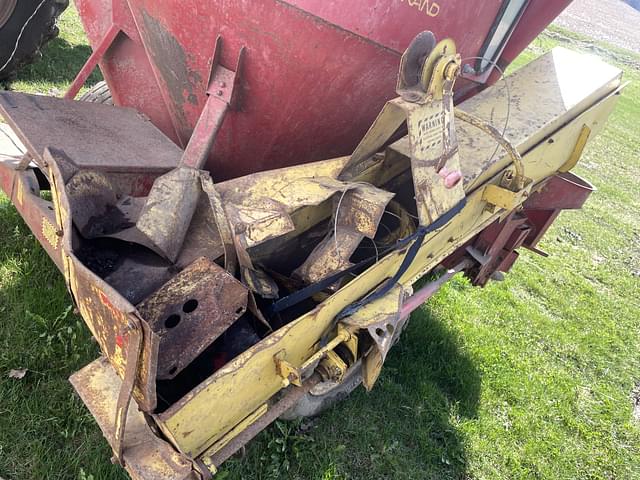 Image of New Holland 352 equipment image 4