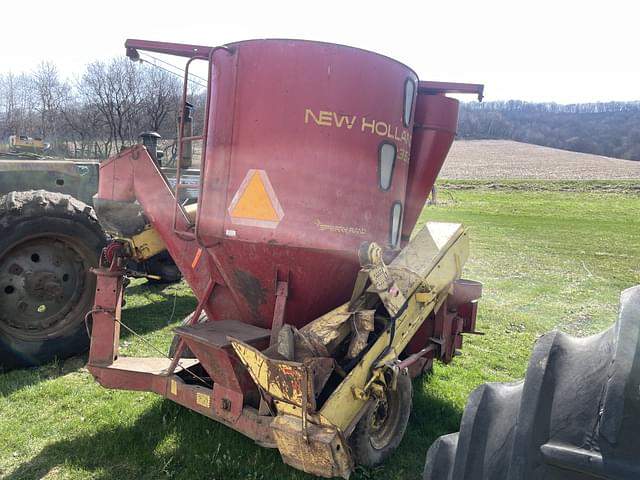 Image of New Holland 352 equipment image 3