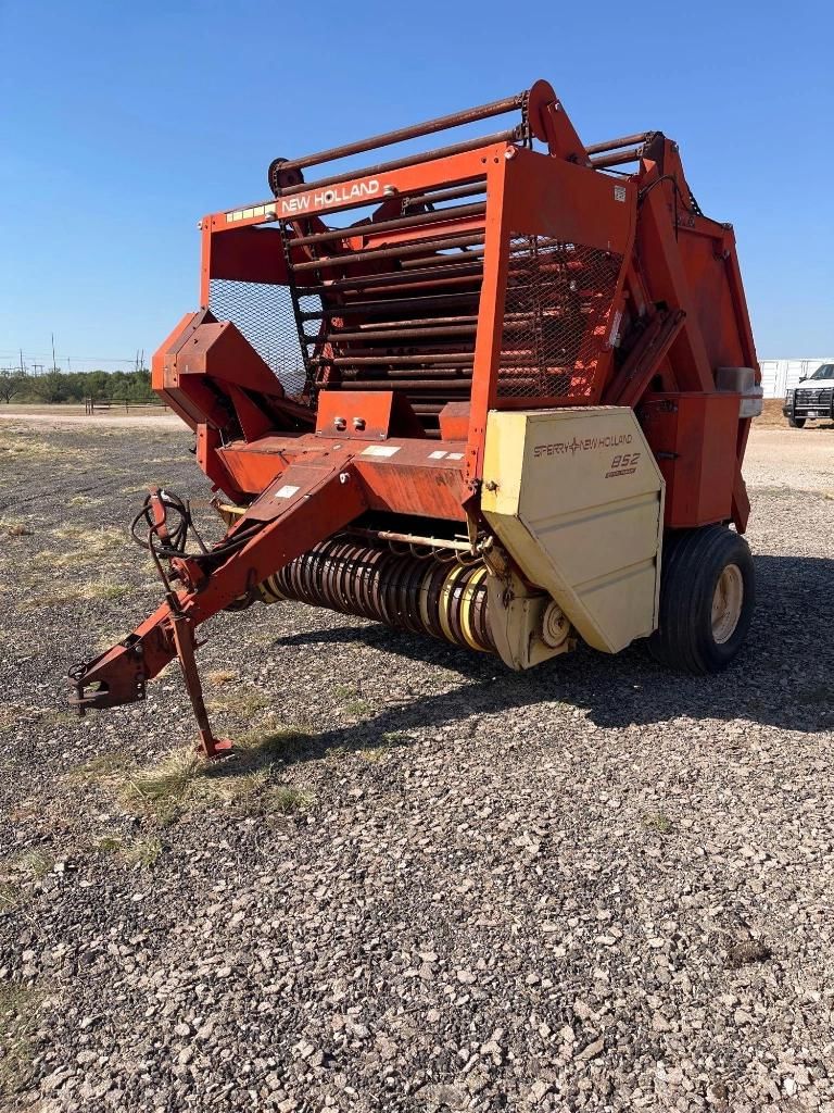 New Holland 852 Equipment Image0