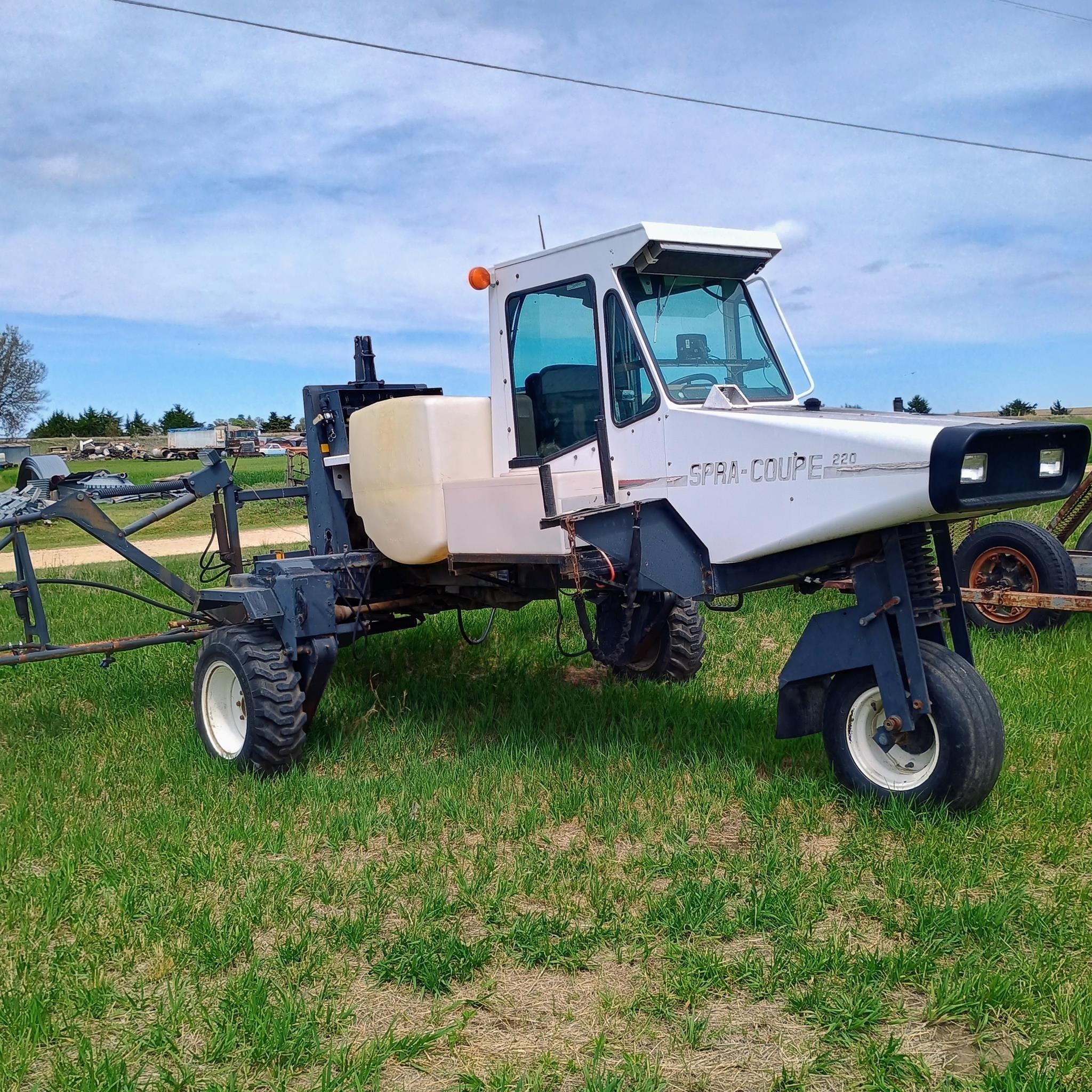 Spra-Coupe 220 Equipment Image0