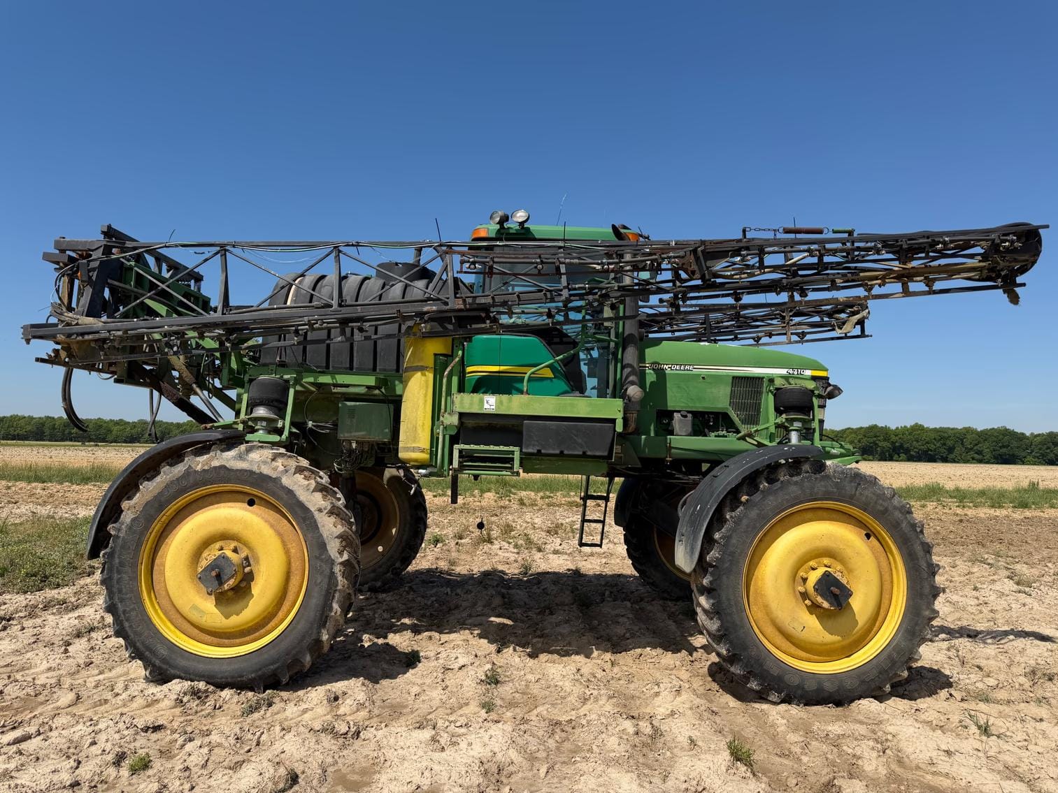 John Deere 4710 Equipment Image0