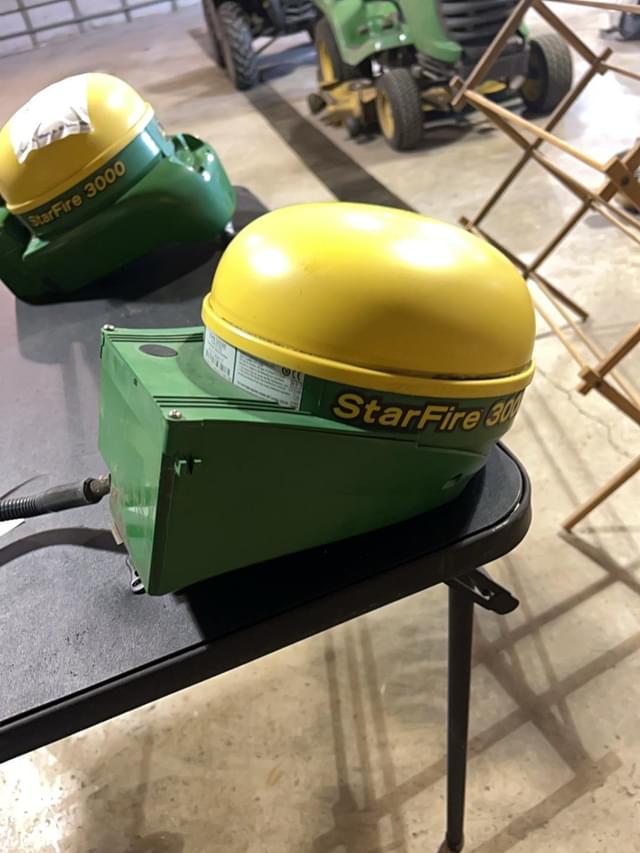 Image of John Deere StarFire 3000 equipment image 2